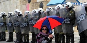 Οι έξι κατηγορίες ενστόλων που θα γλυτώσουν το μαχαίρι στα ειδικά μισθολόγια
