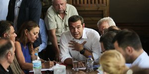 Ο Αλέξης Τσίπρας στην συνάντησή του με τους πυρόπληκτους στο Μάτι- φωτογραφία eurokinissi