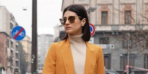 Γυναίκα ποζάρει στον φακό/Φωτογραφία Shutterstock