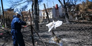 Συλλογή αμίαντου από τα κατεστραμμένα από τις φωτιές κτίρια στο Μάτι-Φωτογραφία: Eurokinissi/Μιχάλης Καραγιάννης