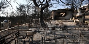Οικονομική ενίσχυση στους πληγέντες από την πυρκαγιά στο Μάτι. Φωτογραφία: AP