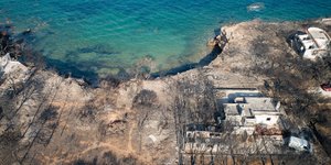 Η φωτιά στο Μάτι έφτασε έως τη θάλασσα / Φωτογραφία: Eurokinissi