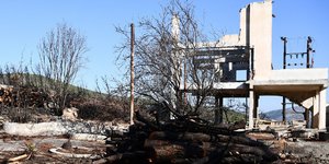 Οργισμένοι οι κάτοικοι στο Μάτι με τον Ηλία Ψινάκη / Φωτογραφία: Intimenews/ΒΑΡΑΚΛΑΣ ΜΙΧΑΛΗΣ