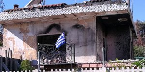 Το σπίτι στο Μάτι με την ελληνική σημαία
