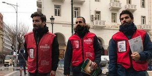 Ο Γιώργος Μαυρίδης έγινε πωλητής του περιοδικού «Σχεδία». Φωτογραφία: Thestival