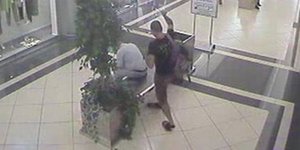 Βίντεο-σοκ: Υπάλληλος εμπορικού κέντρου μαχαίρωσε περαστικό επειδή είχε έξι χρόν
