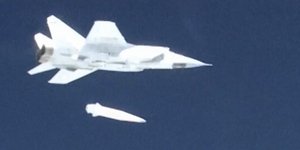 Ρωσικό μαχητικό εκτοξεύει υπερηχητικό πύραυλο/ Φωτογραφία: AP