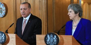 Η Βρετανίδα πρωθυπουργός Τερέζα Μέι και ο Τούρκος πρόεδρος Ταγίπ Ερντογάν (Φωτογραφία: ΑΡ)
