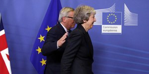 H πρωθυπουργός της Βρετανίας και ο πρόεδρος της Κομισιόν (Φωτογραφία: ΑΡ/Οlivier Matthys)