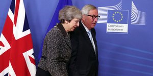 Η Τερέζα Μέι και ο Ζαν Κλοντ Γιούνκερ (Φωτογραφία: AP Photo/Francisco Seco)