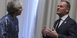 Η Τερέζα Μέι με τον Ντόναλντ Τουσκ/ Φωτογραφία: AP- Francisco Seco
