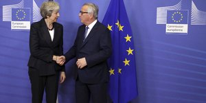 Η Τερέζα Μέι με τον Ζαν Κλοντ Γιούνκερ/ Φωτογραφία: AP- Olivier Matthys