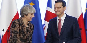 Η Μέι με τον Πολωνό πρωθυπουργό (Φωτογραφία: AP/ Czarek Sokolowski)