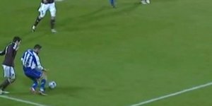 Γελοία βουτιά αμυντικού για να κερδίσει πέναλτι [βίντεο]