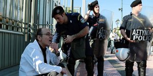Η παρέμβαση των μικρομολογιούχων που «ξάφνιασε» τον Σαμαρά -Προσαγωγές έξω από τ