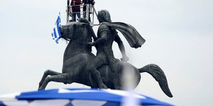 Το νέο σποτ των ΑΝΕΛ με τον Μέγα Αλέξανδρο και τον Ζάεφ -Φωτογραφία: Intimenews