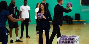 Η Μέγκαν Μαρκλ παίζει μπάσκετ/ Φωτογραφία: AP