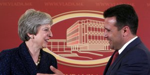 Μέι και Ζάεφ συναντήθηκαν στα Σκόπια -Φωτογραφίες: AP Photo/Boris Grdanoski