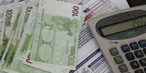 Μείωση φόρων για επιχειρήσεις και νοικοκυριά υπόσχεται τώρα η κυβέρνηση