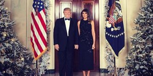 Το χριστουγεννιάτικο πορτρέτο του Ντόναλντ και της Μελάνια Τραμπ (Φωτογραφία: Instagram @flotus)