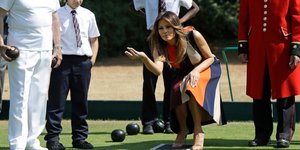 Η Μελάνια Τραμπ παίζει το παιχνίδι πετάνκ στο Λονδίνο -Φωτογραφία: -AP Photo/Luca Bruno