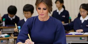 Η Μελάνια Τραμπ εξασκείται στην ιαπωνική καλλιγραφία. Φωτογραφία: AP/Shizuo Kambayashi