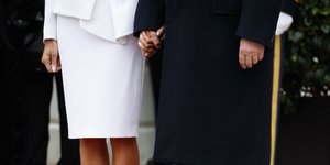 Από τις λίγες στιγμές που η Μελάνια επιτρέπει στον Τραμπ να πιάσει το χέρι της (Φωτογραφία: AP/ Carolyn Kaster)