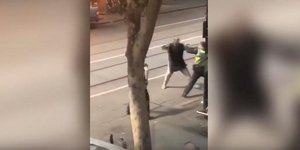 Ο 31χρονος Σομαλός απείλησε τους αστυνομικούς προτού πέσει νεκρός από τα πυρά τους (Φωτογραφία: YouTube)