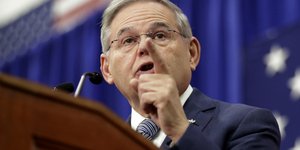 Ο Μπομπ Μενέντεζ (Φωτογραφία: AP/ Julio Cortez)