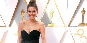 Η Μαρία Μενούνος με δημιουργία Celia Kritharioti 