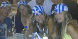 Με γαλανόλευκα καπέλα είδαν το ματς η Χρουσαλά με τη Μενούνος [εικόνα]