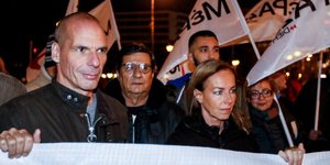 Ο Γιάνης Βαρουφάκης με τη σύζυγό του στην πορεία / Φωτογραφία: Eurokinissi