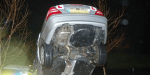 Τράκαρε μέσα σε πάρκινγκ ενώ έκανε μάθημα οδήγησης [εικόνες]