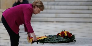 Η Ανγκελα Μέρκελ καταθέτει στεφάνι στο μνημείο του Αγνώστου Στρατιώτου -Φωτογραφία: George Vitsaras / SOOC