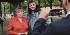 Εδώ και χρόνια η Πολωνικής καταγωγής Ούρσουλα Βανιέτσκι «υποδύεται» την Άνγκελα Μέρκελ (Φωτογραφία: YouTube) 