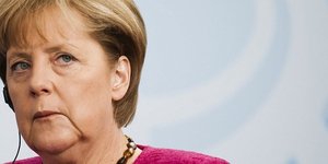 Aιφνίδιο τηλεφώνημα Μέρκελ σε Παπούλια