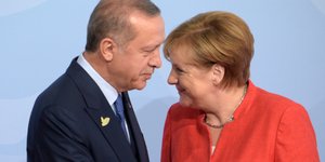 Ανγκελα Μέρκελ & Ρετζέπ Ταγίπ Ερντογάν (Φωτογραφία: AP Photo/Jens Meyer)