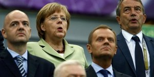 Η Μέρκελ στις εξέδρες του γηπέδου στον αγώνα Γερμανία-Ελλάδα [εικόνες]