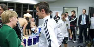 Tι λέει η Μέρκελ στον Κλόζε για τον αγώνα Ελλάδα-Τσεχία; [εικόνα] 