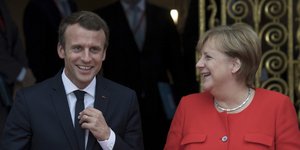 O Εμανουέλ Μακρόν με την Ανγκελα Μέρκελ / Φωτογραφία: (Boris Roessler/dpa via AP)