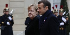 Η Ανγκελα Μέρκελ & ο Εμανουέλ Μακρόν (Φωτογραφία: AP Photo/Thibault Camus)