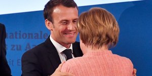 Εμανουέλ Μακρόν & Ανγκελα Μέρκελ (Φωτογραφία: AP Photo/Martin Meissner)