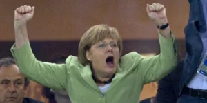Στα αποδυτήρια πήγε η Μέρκελ μετά τον αγώνα - «Συγχαρητήρια