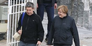 Η Μέρκελ με μαγιό και λαχανί μπουρνούζι σε ιαματικά λουτρά της Ιταλίας [εικόνες]