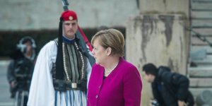 Η Ανγκελα Μέρκελ κατέθεσε στεφάνι στο μνημείο του Αγνωστου Στρατιώτη/Φωτογραφία: Eurokinissi