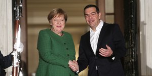 Μέρκελ και Τσίπρας στα σκαλιά του Μαξίμου / Φωτογραφία: SOOC