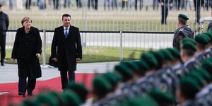 Άνγκελα Μέρκελ και Ζόραν Ζάεφ επιθεωρούν τιμητικό άγημα στο Βερολίνο (Φωτογραφία: ΑΡ) 