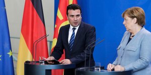 H Γερμανίδα καγκελάριος Μέρκελ και ο πρωθυπουργός της ΠΓΔΜ Ζάεφ (Φωτογραφία αρχείου: ΑΡ) 