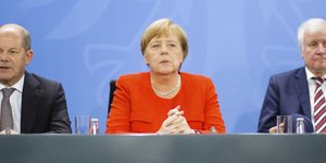 Η Μέρκελ με τους Σολτς (αριστερά) και Ζεεχόφερ (Φωτογραφία: AP/ Markus Schreiber)