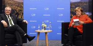 Η Μέρκελ συμβουλεύεται το σκονάκι της για να μιλήσει με τον Μόρισον/ Φωτογραφία: ΑΠΕ/ EPA- LUKAS COCH